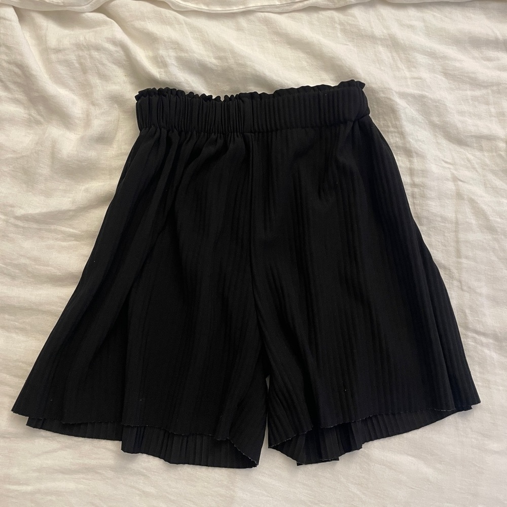 Verge Girl Black Pleated Midi Shorts